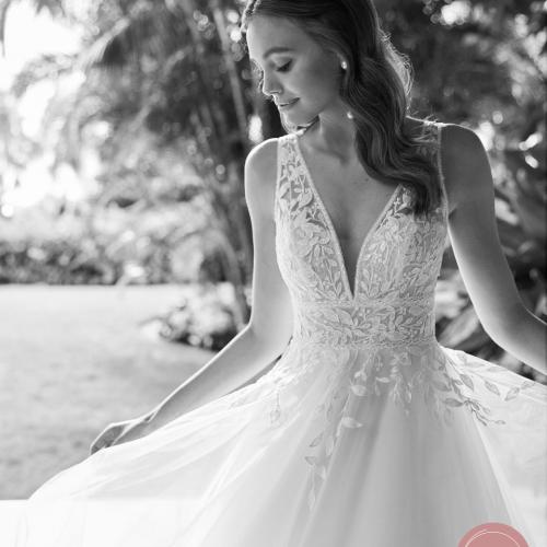 Robe de mariée Jolie ronde dentelle col v ceinture tulle perles - Marie Et Vous