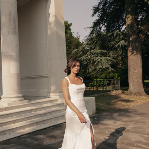 Robe de mariée Sirène  Love Story London Luxembourg mermaid crepe sexy fente col droit - Marie Et Vous